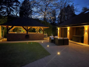 A Warm Welcoming Cosy Bungalow, 10 mins to Windsor + Only 15 mins away from Heathrow